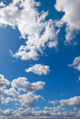 Blauer Himmel mit weissen Wolken als Hintergrund