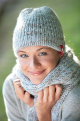 portrait jeune femme avec un bonnet