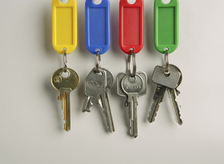 vier Schluessel am Schluesselbrett