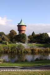 Fototapeta na wymiar Wieża wodna w parku miejskiego w Cuxhaven