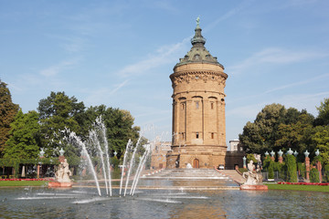 Fototapeta na wymiar Wieża ciśnień i fontanny, Mannheim