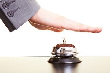 Hand auf Hotelglocke