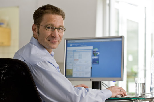 Mann vor Monitor
