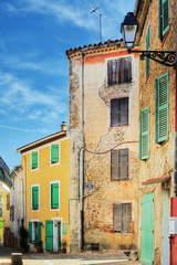 Maisons colorées dans la ruelle d'un village de Provence