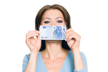 Hübsche Frau hält 20 Euro Geldschein