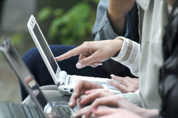 Hände und Finger mit Notebook