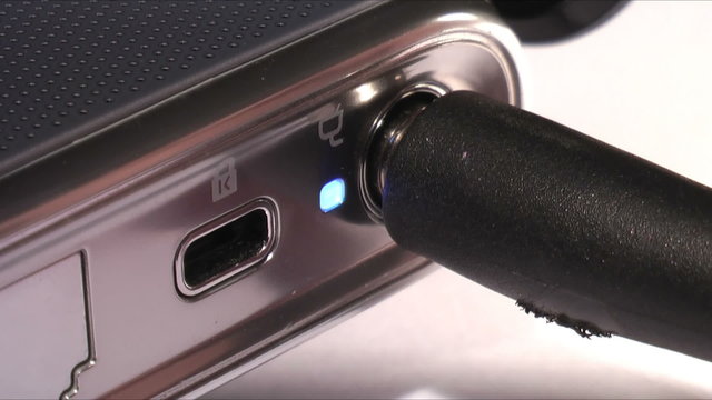 HD 1080i - AC adapter is connected to a computer