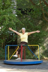 Fitte Oma auf Spielplatz