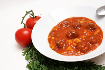 ein teller fleischbällchen in pusztasauce mit kartoffeln