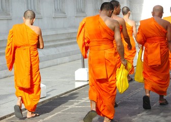 Bonzes allant a la priere