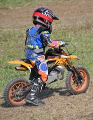 Bambino in moto