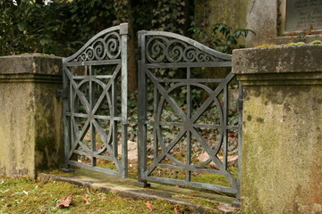 Schmiedeisernes Tor auf Friedhof