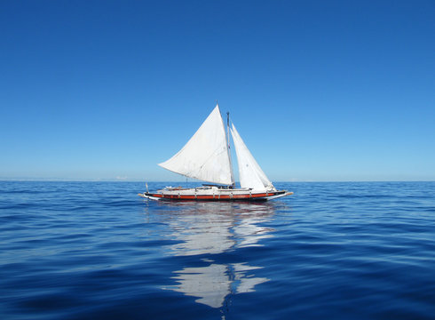 Vieux voilier naviguant sur le Pacifique