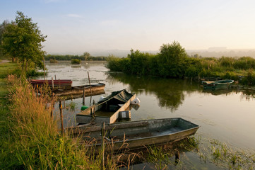 Barques amarées sur les rives d'un des étangs dans les marais de