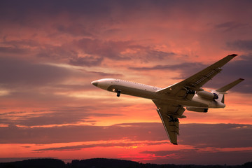 Fototapeta na wymiar Sylwetka wielkiego samolotu na tle zachodu słońca