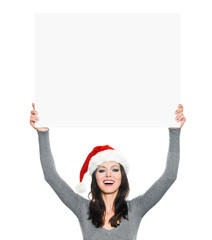 Hübsche Frau mit Weihnachtsmütze präsentiert Textfreiraum