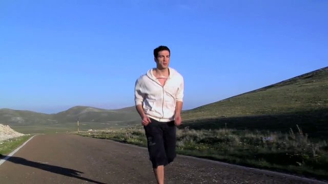 Uomo corre in campagna