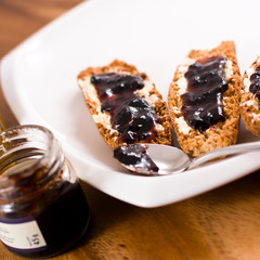 Crunchy toasts with jam