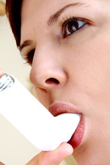 Frau mit Asthmaspray/allergiespray