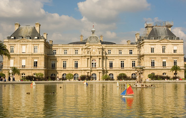 Fototapeta na wymiar Luxembourg palace with toy boats in the pond in front of it