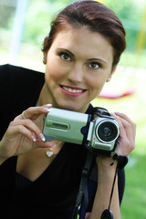 junge frau mit einer videokamera