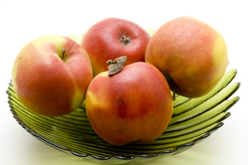 Äpfel in Glasschale
