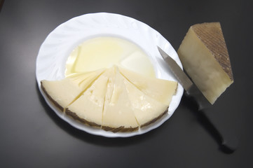 Plato con cuñas de queso y aceite