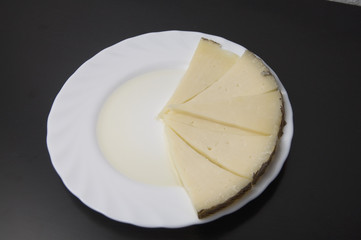 Plato con cuñas de queso y aceite