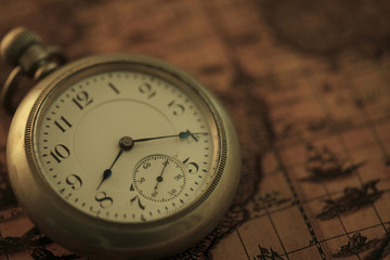 懐中時計と古地図