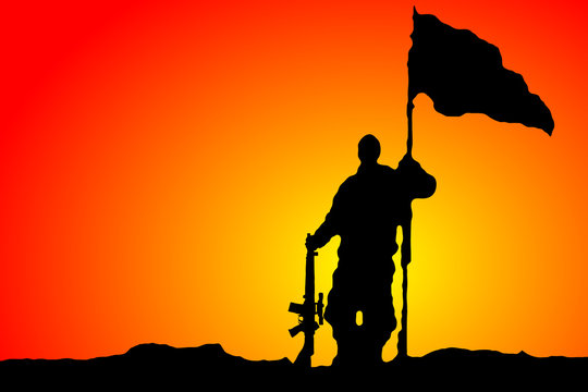 Mann mit Fahne und Waffe im Sonnenuntergang-Sonnanaufgang
