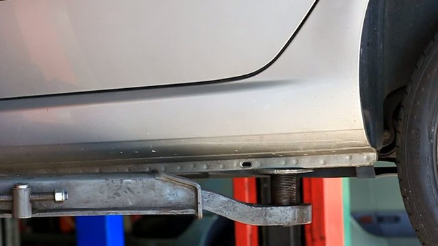 descendre un v&eacute;hicule du pont de garagiste