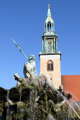 Neptunbrunnen und Marienkirche © Max