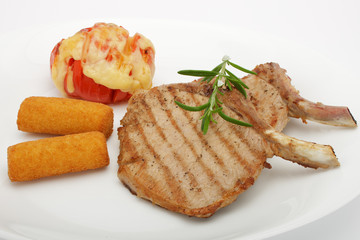 Schweinekoteletts mit Kartoffelkroketten und Grilltomate