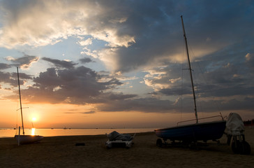 alba sul mare con barche