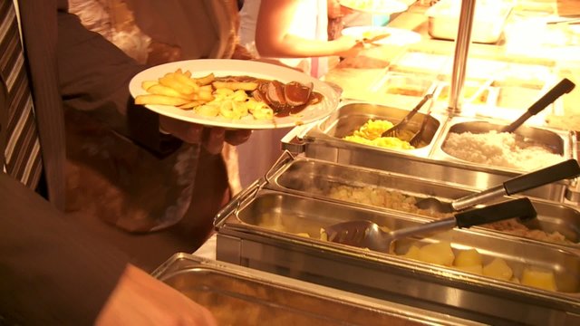 Personen an Buffet