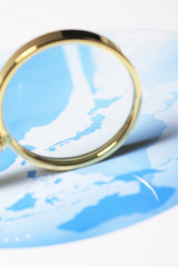 地図と虫メガネ