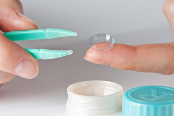 Lens container and contact lens in hand