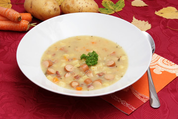 ein teller kartoffel creme suppe