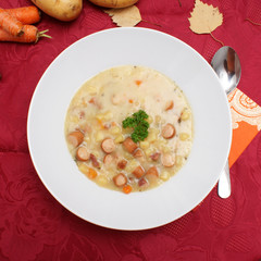 ein teller kartoffel creme suppe