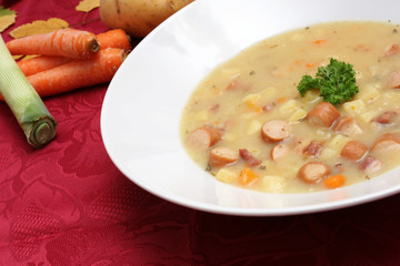 ein teller kartoffel creme suppe