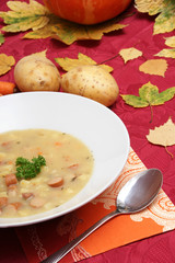 ein teller kartoffel creme suppe