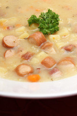 ein teller kartoffel creme suppe