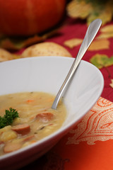 ein teller kartoffel creme suppe
