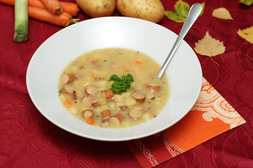 ein teller kartoffel creme suppe
