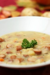 ein teller kartoffel creme suppe