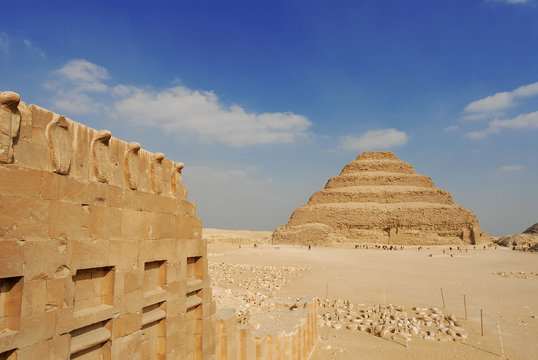 Stufenpyramide des Pharao Djoser in Sakkara Schlangen