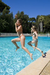 enfants sautant dans la piscine
