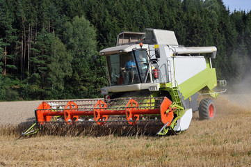Fototapeta premium Mähdrescher am Feldende