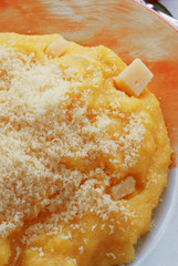 Polenta condita con formaggio latteria fresco e stagionato