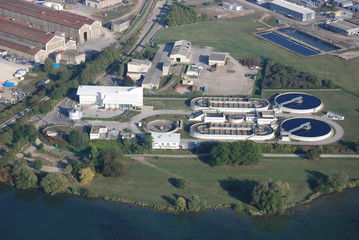 Vue aérienne d'une station d'épuration, traitement des eaux usées